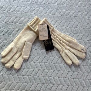 NWT Vintage Aris Cream Knit Gloves